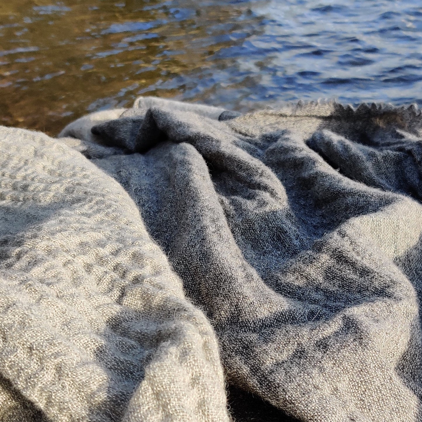 Travel blanket, light grey or dark grey