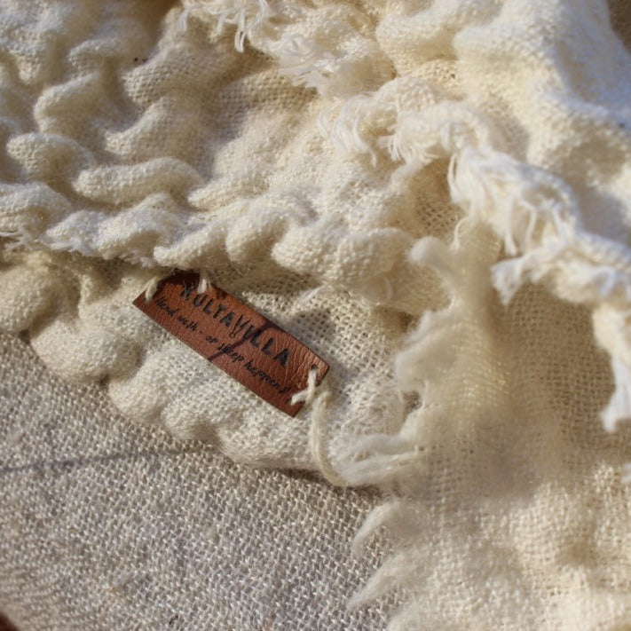 Throw, light grey