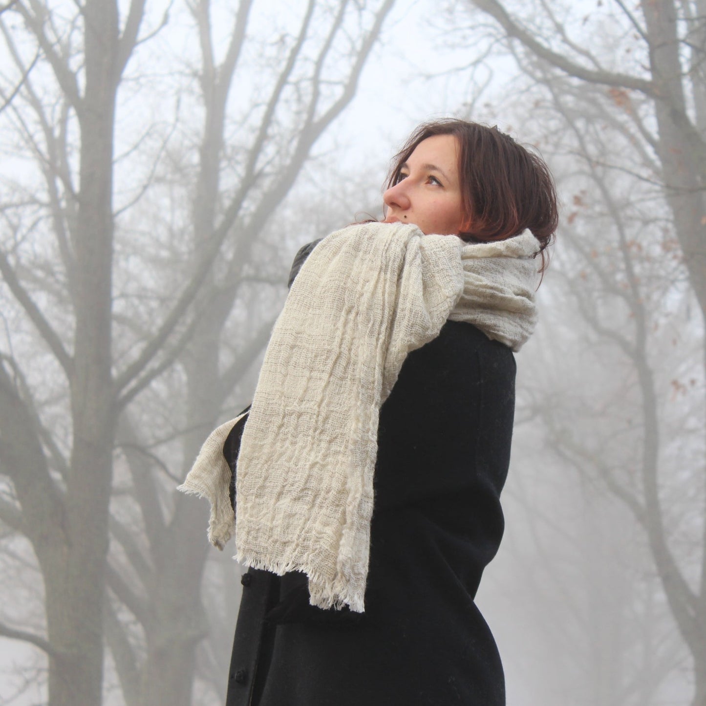 Wrinkly woollen shawl. Natural grey, white or natural black.