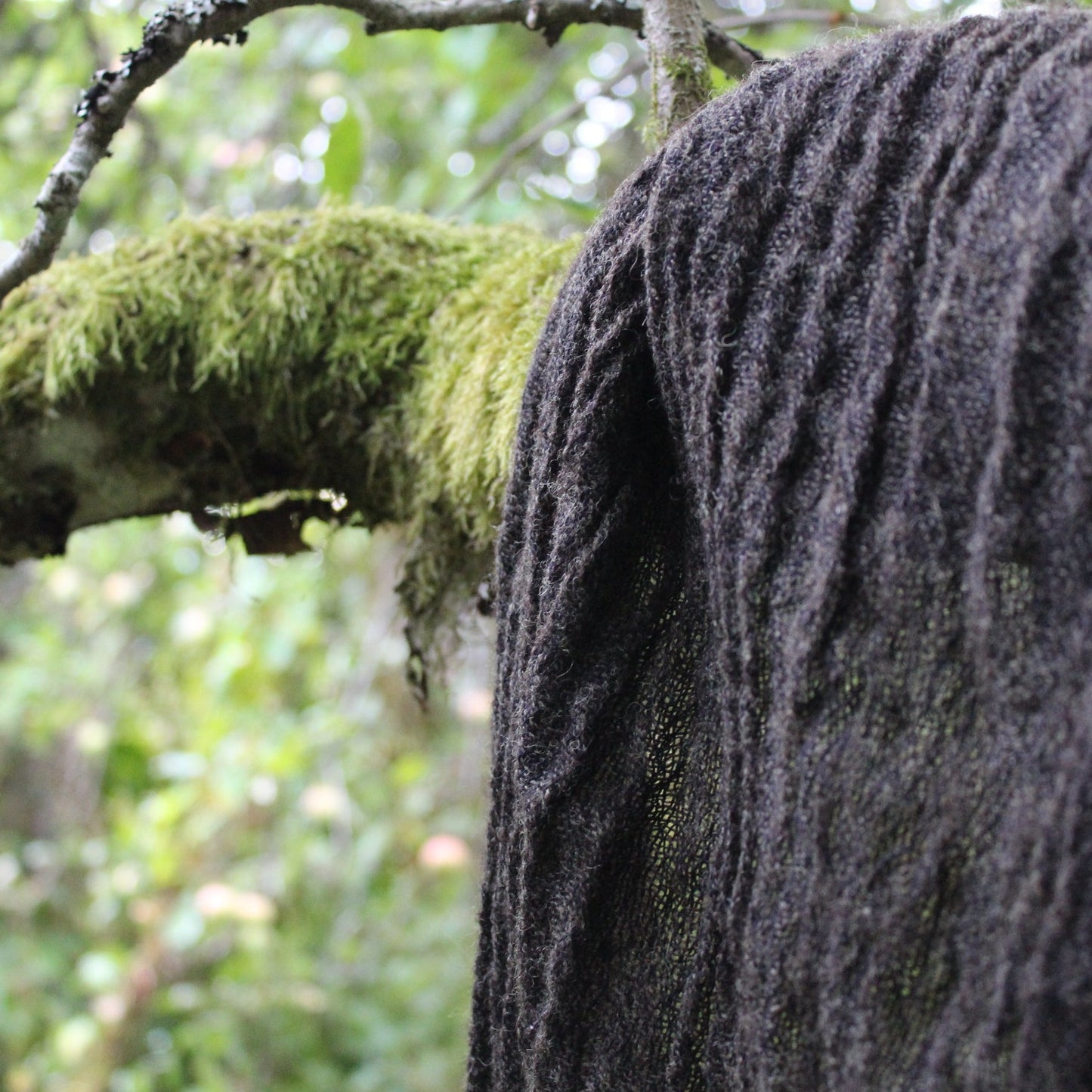 Wrinkly woollen shawl. Natural grey, white or natural black.