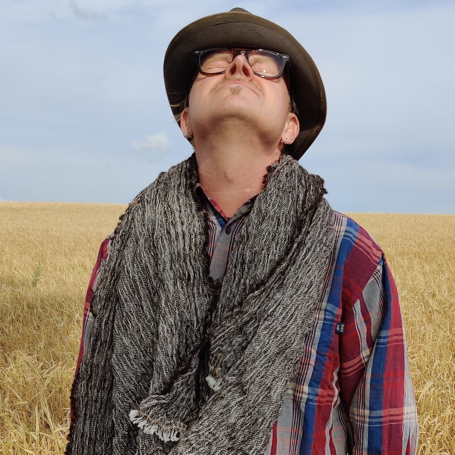 Square wrinkle scarf of Finnish natural wool, Blackish grey 120x160 cm