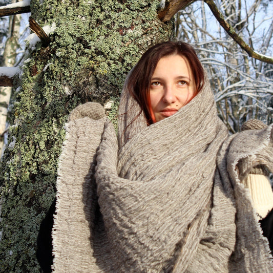 Wrinkly woollen shawl. Natural grey, white or natural black.