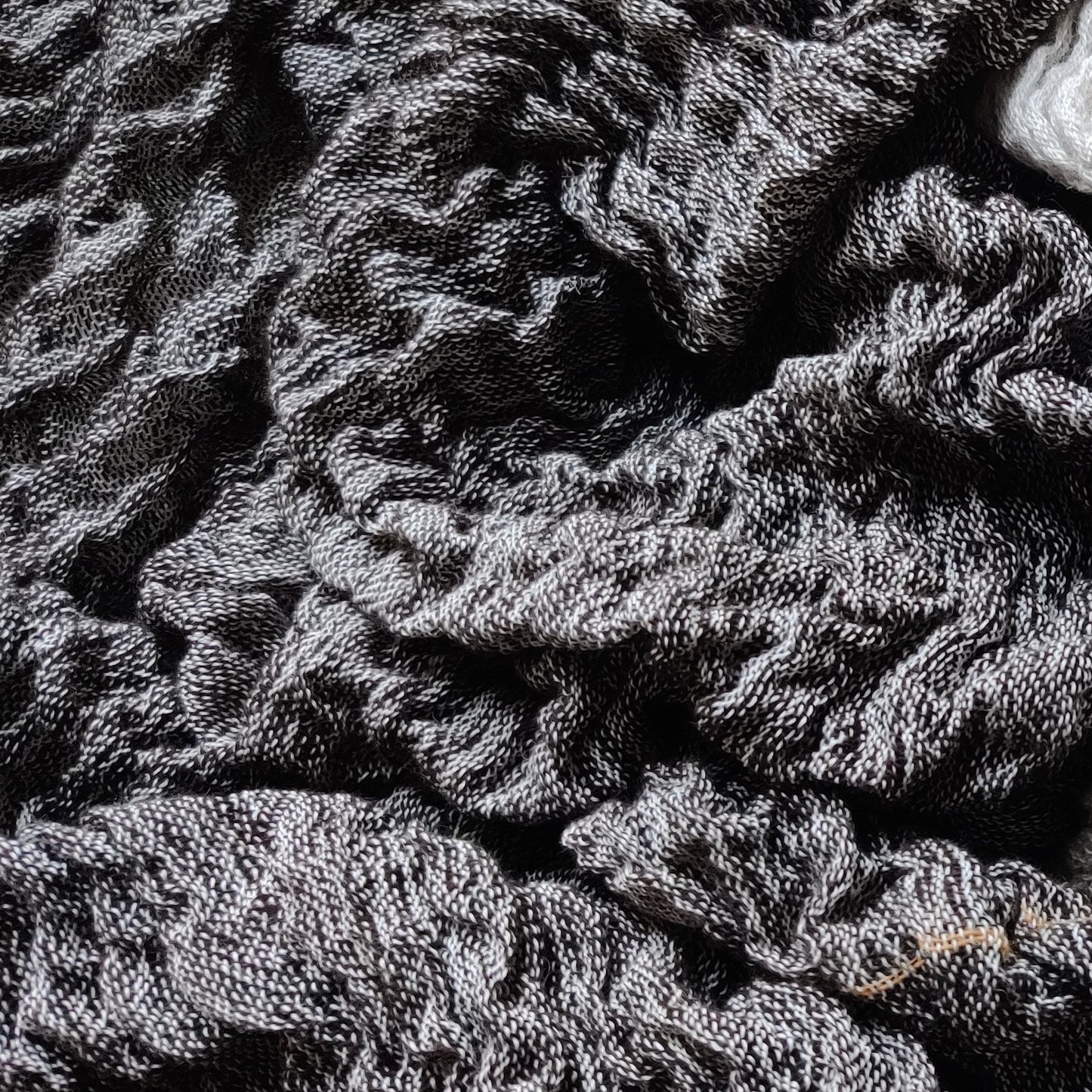 Square wrinkle scarf of Finnish natural wool, Blackish grey 120x160 cm
